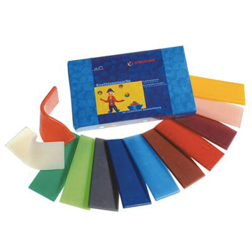 Stockmar bijenkneedwas assorti set met 12 kleurrijke blokken boetseerwas en de blauwe verpakking.