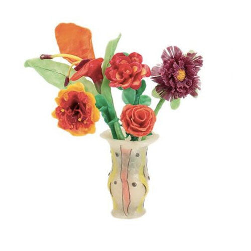 Een vaas met diverse kleurrijke bloemen, gemaakt van Stockmar bijenkneedwas.