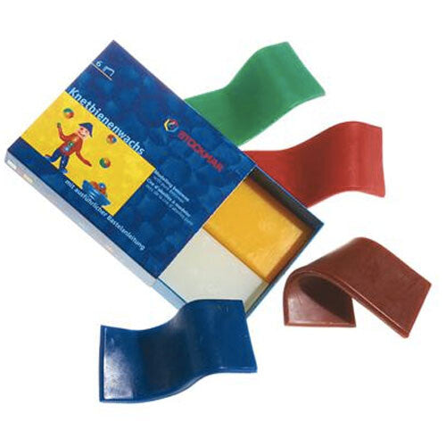 Stockmar bijenkneedwas assorti in een open doos met vier losse gekleurde stukken ernaast.