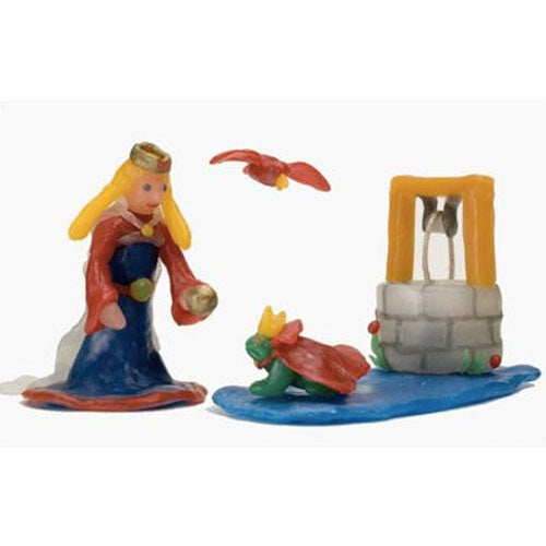 Een sprookjesscène van Stockmar bijenkneedwas met een prinses, een kikker, een put en een vogel.