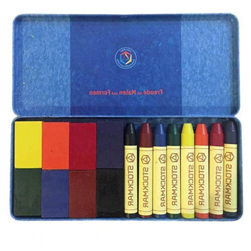 Stockmar waskrijt set met 8 blokjes en 8 stiftjes in een open blauwe tinnen doos.