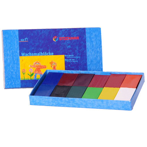 Stockmar waskrijtblokjes assorti in een open blauwe doos met 12 verschillende kleuren.