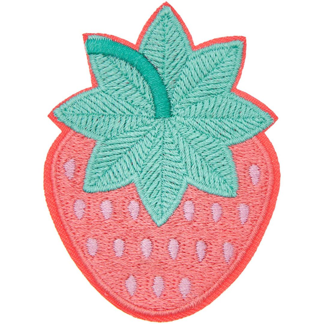 Rode geborduurde aardbei strijkpatch met groene blaadjes.