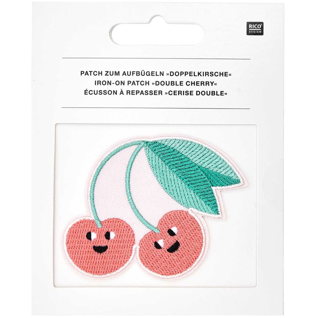 De Rico Design verpakking van de strijkpatch met twee vrolijke kersen.