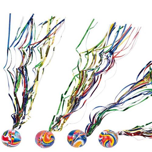 Vier goki stuiterballen met kleurrijke wervelpatronen en lange, veelkleurige slierten.