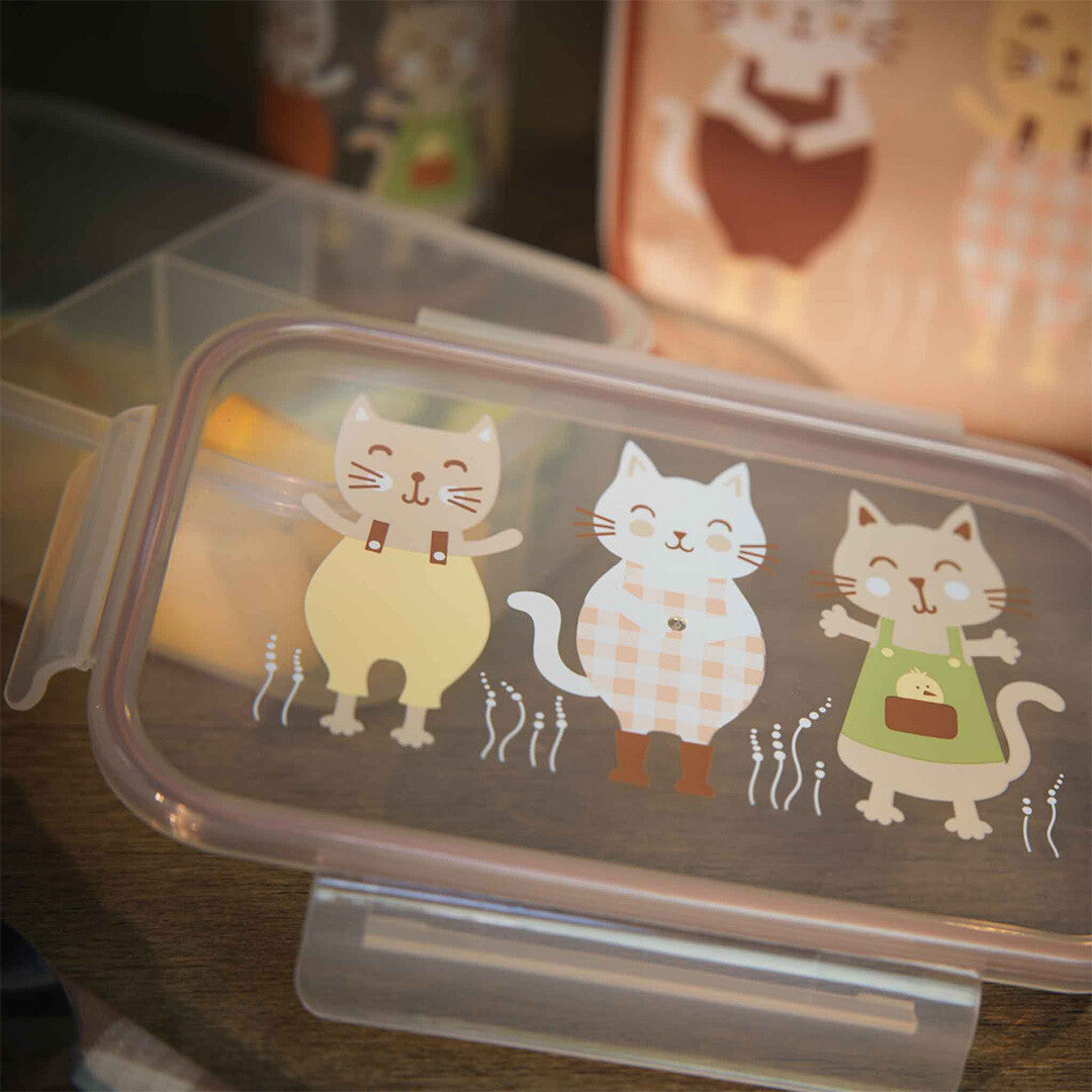 sugarbooger bento lunchbox voor kinderen met kattenprint op de deksel, schuin gefotografeerd.