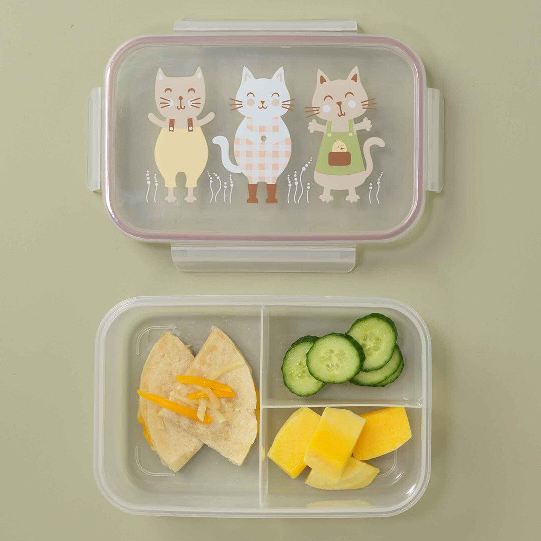 sugarbooger bento lunchbox voor kinderen met kattenprint, open met drie vakken gevuld met fruit en groenten.