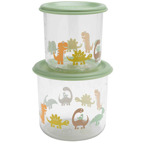 Twee lege, gestapelde sugarbooger snackdoosjes voor baby's met groene deksels en kleurrijke babydinosaurus-illustraties.