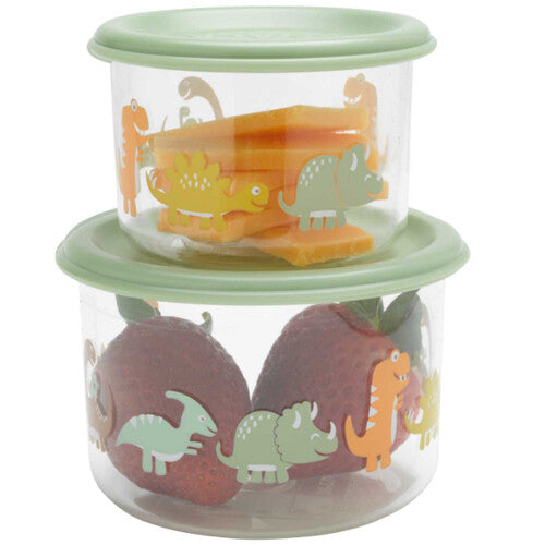Twee gestapelde sugarbooger plastic snackdoosjes met groene deksels, gevuld met wortels en aardbeien, en een dinosauruspatroon.