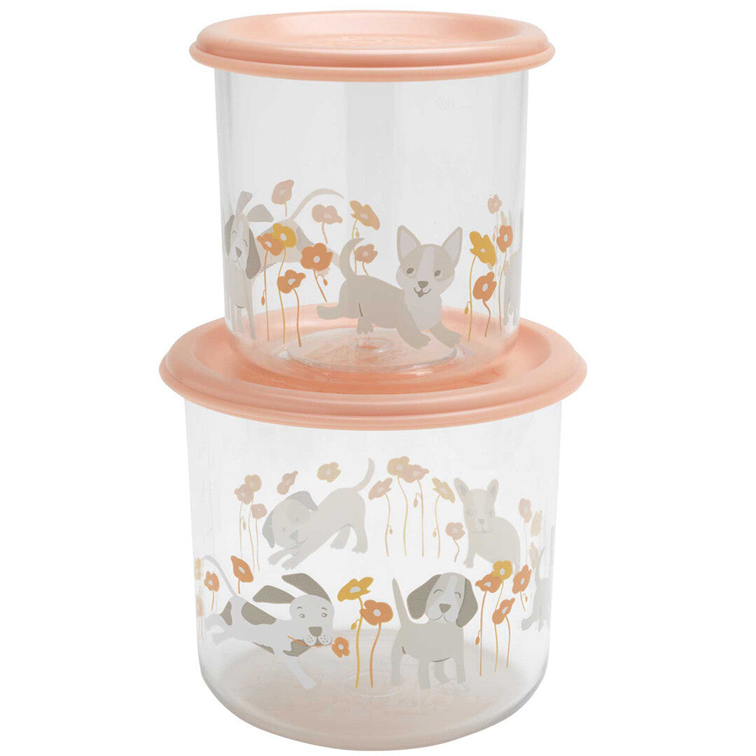 Sugarbooger set van twee gestapelde plastic snackdoosjes met roze deksels en een patroon van puppies en bloemen.