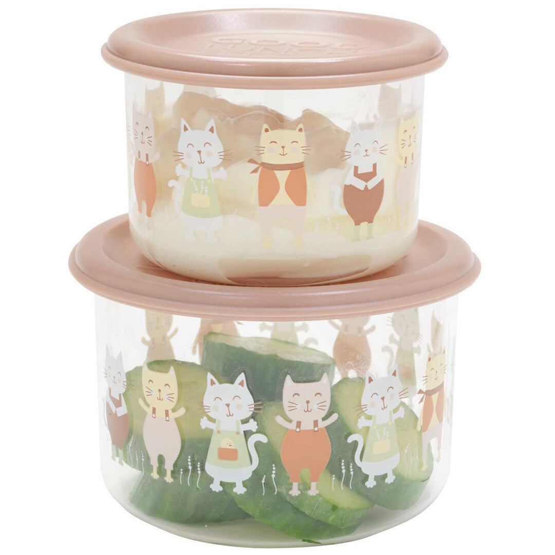 Twee gestapelde sugarbooger snackdoosjes met kattenprint, gevuld met yoghurt en komkommer.