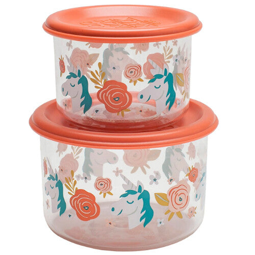 Twee gestapelde sugarbooger ronde plastic snackdoosjes met oranje deksels en een eenhoorn- en bloemenpatroon.