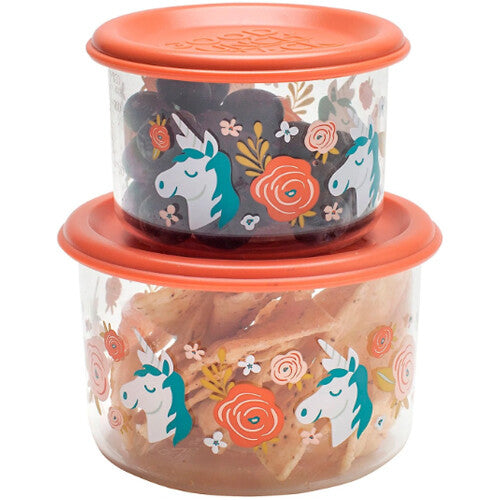 Twee gestapelde sugarbooger ronde plastic snackdoosjes met oranje deksels, gevuld met fruit en crackers, met een eenhoorn- en bloemenpatroon.