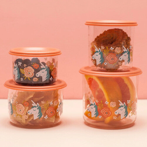 Vier sugarbooger ronde plastic snackdoosjes in twee gestapelde sets, gevuld met diverse snacks en fruit, met een eenhoorn- en bloemenpatroon.