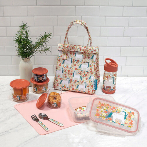 Een complete sugarbooger lunchset met snackdoosjes, een lunchtas, drinkfles en bestek, allemaal met een eenhoorn- en bloemenpatroon.