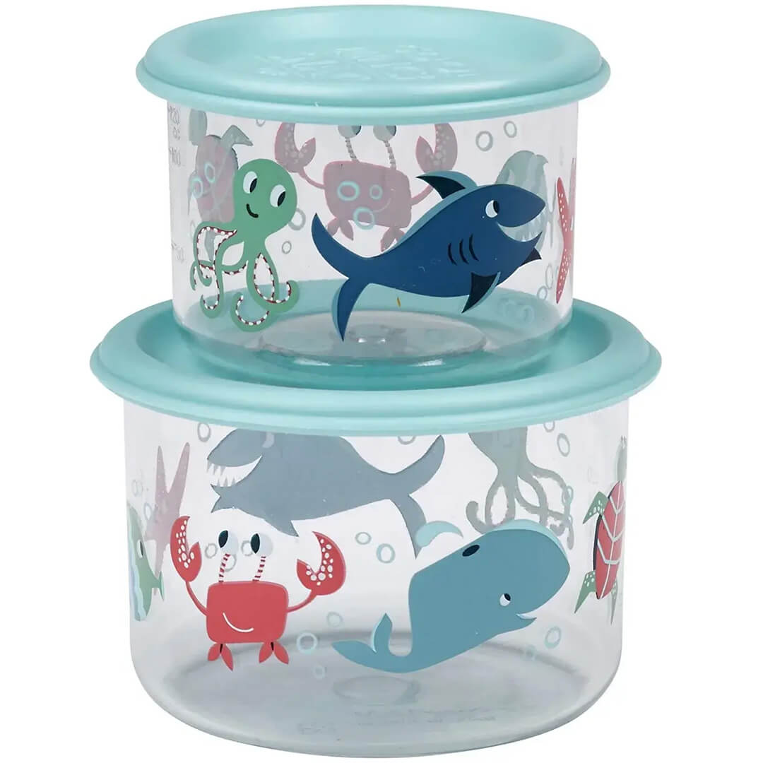 Sugarbooger plastic snackdoosjes met blauwe deksels en oceaan dieren illustraties, op elkaar gestapeld.