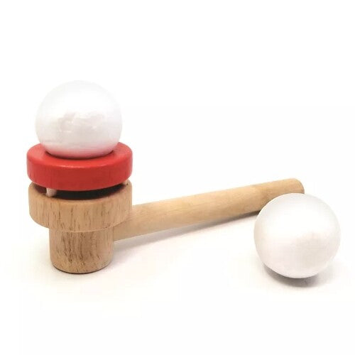 Svoora houten blaasspel met zwevende bal, met een bal op de houder en een losse bal ernaast.