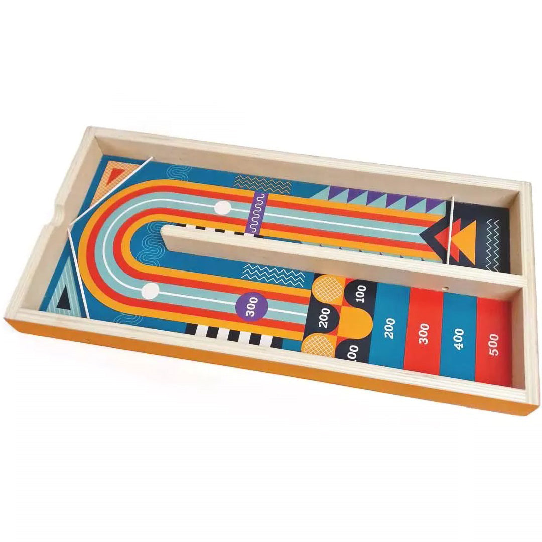 Detail van het Svoora houten katapultspel met een kleurrijke baan en scorezones.