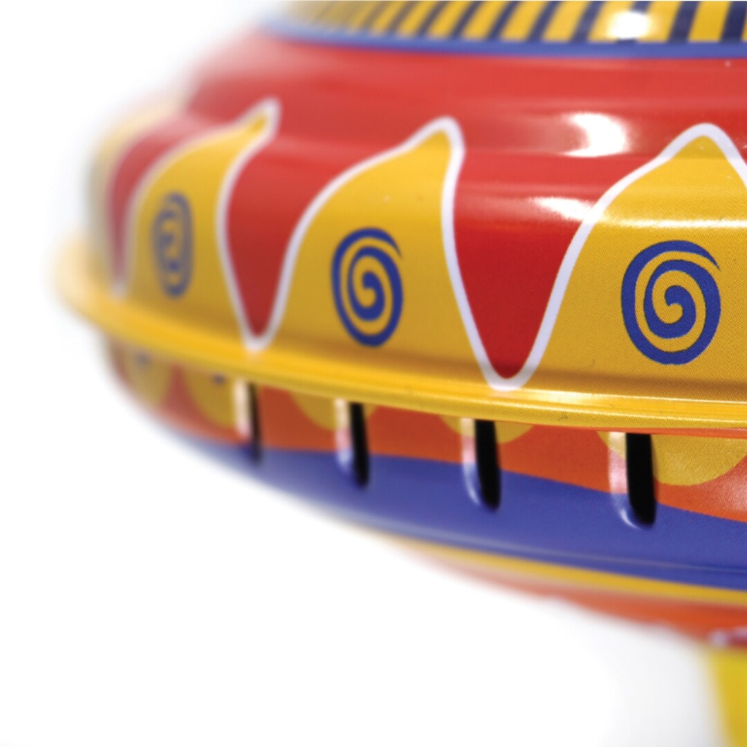 Detail van de zijkant van de bromtol met blauwe wervelpatronen en verticale sleuven.