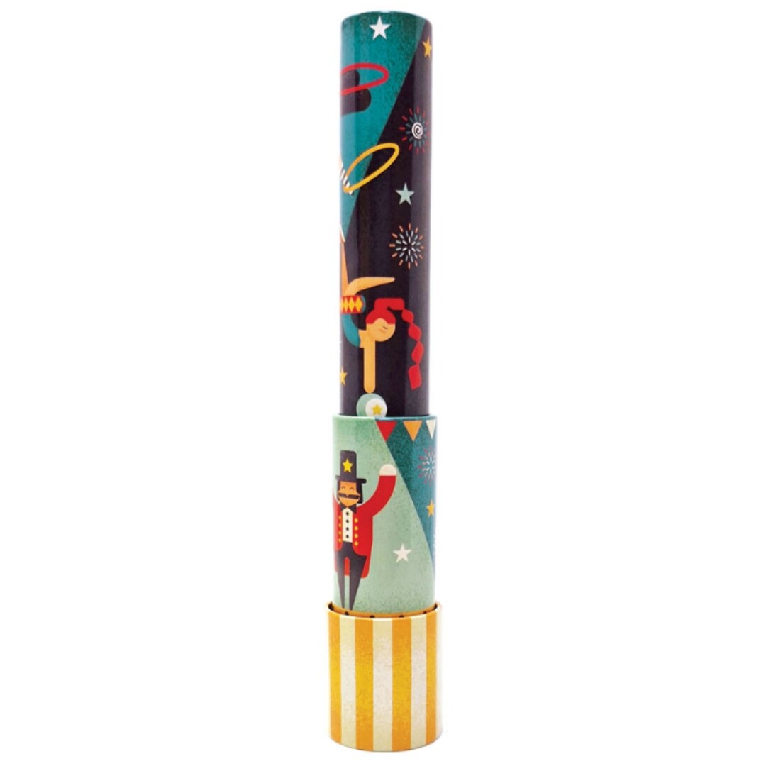 Svoora caleidoscoop met circusfiguren, staand op een gestreepte basis.