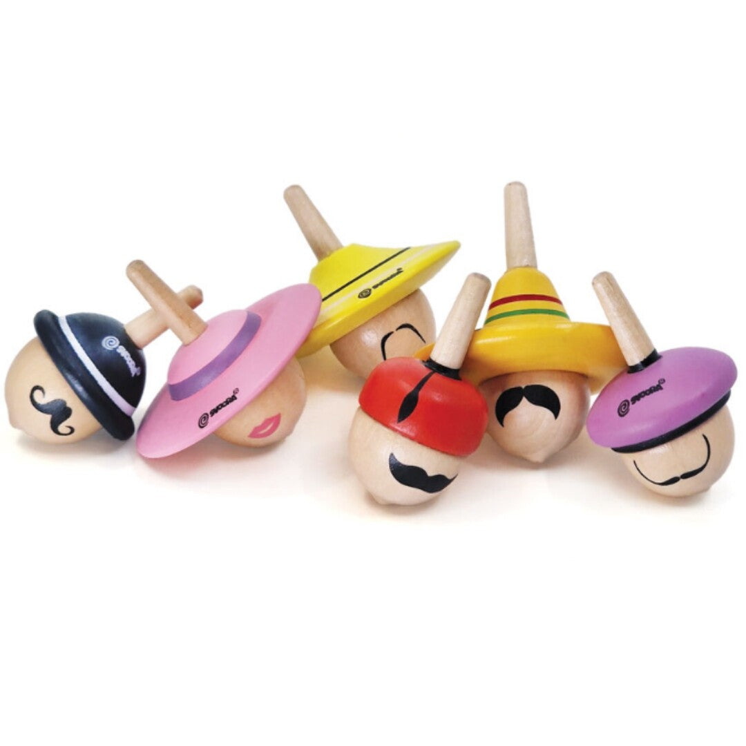 Collectie svoora houten draaitollen met diverse gekleurde hoeden en gezichten.