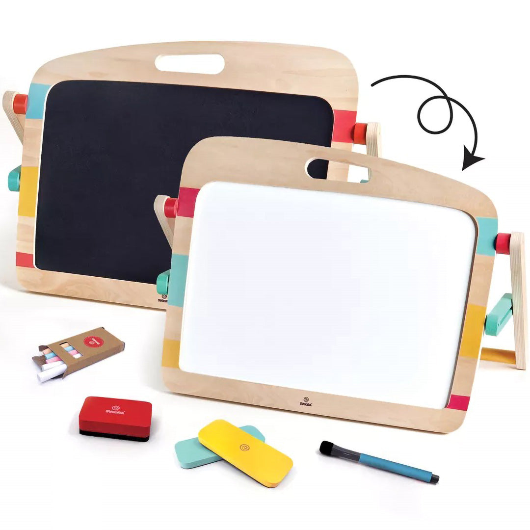 Twee Svoora houten dubbelzijdige schildersezels, één met een zwart krijtbord en één met een wit whiteboard, met tekenaccessoires en een pijl die de stapelbaarheid aangeeft.