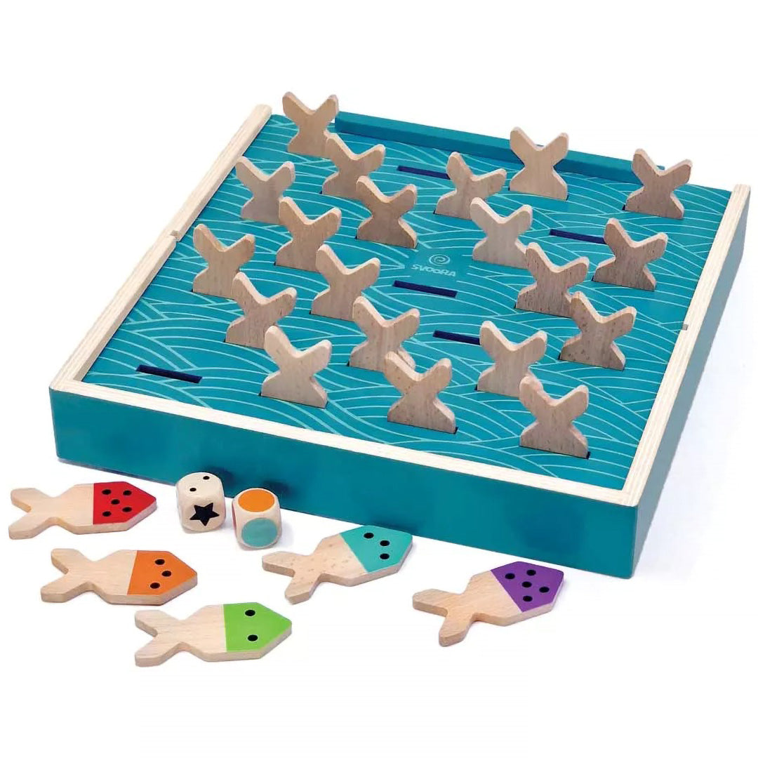 Svoora houten geheugenspel met blauw speelbord, houten visjes en dobbelstenen.