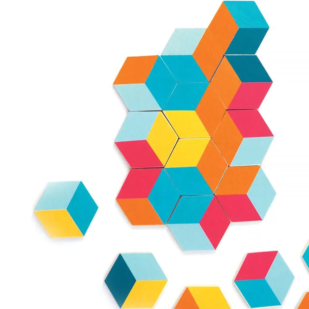 Een close-up van Svoora Hexagame houten puzzelstukken die een groot geometrisch patroon vormen.