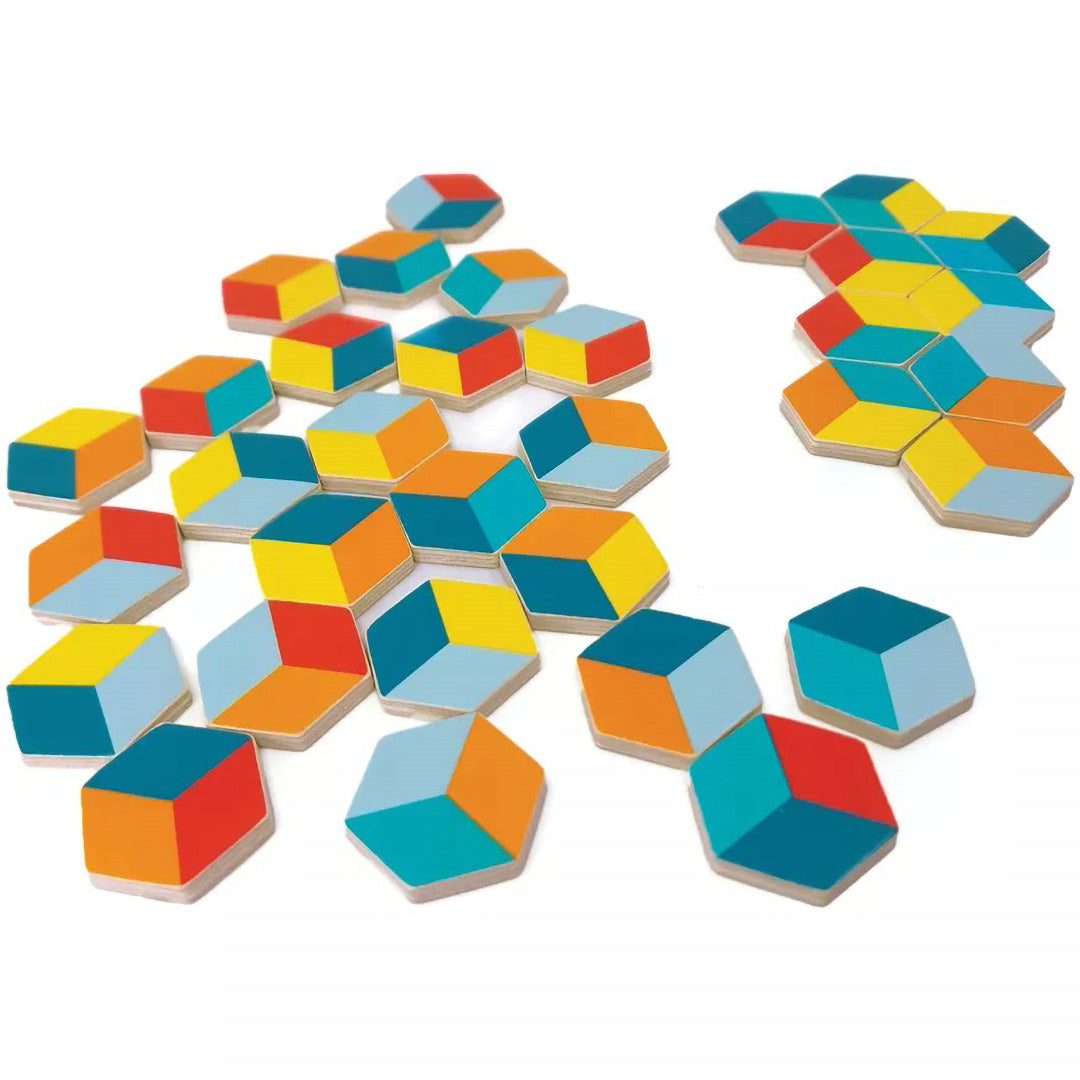 Svoora Hexagame houten puzzelstukken met geometrische patronen, deels samengevoegd op een witte achtergrond.