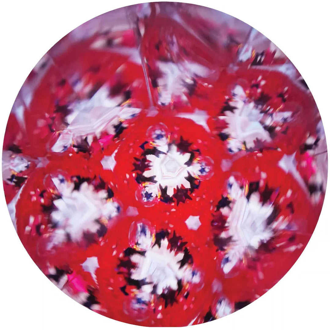 Een close-up van een abstract rood en wit patroon, gezien door een caleidoscoop.