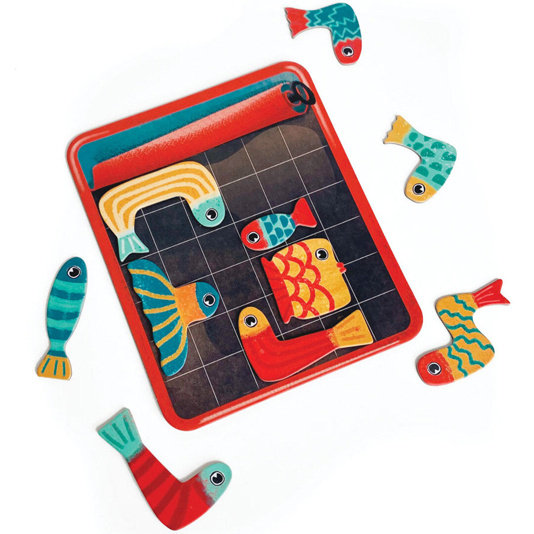 Een speelbord van het Svoora puzzelspel met kleurrijke visvormige puzzelstukken en losse vissen eromheen.