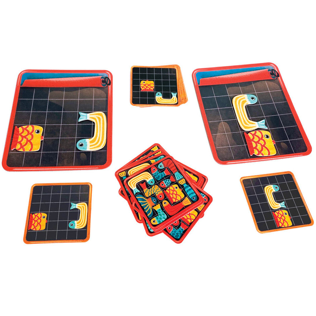 Meerdere speelborden en stapels puzzelkaarten van het Svoora puzzelspel "Svoordines" met visstukken.