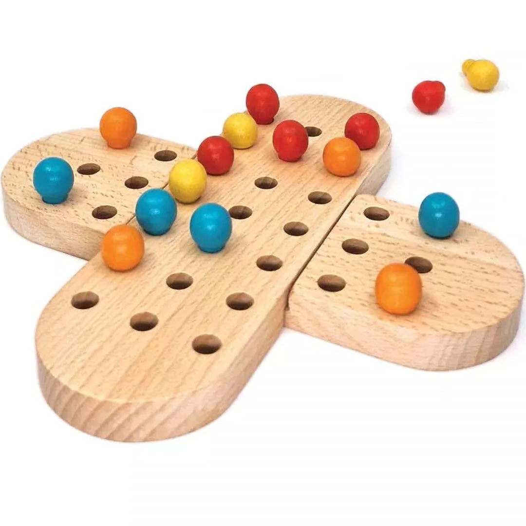Houten solitaire bordspel met kleurrijke pionnen op een witte achtergrond.