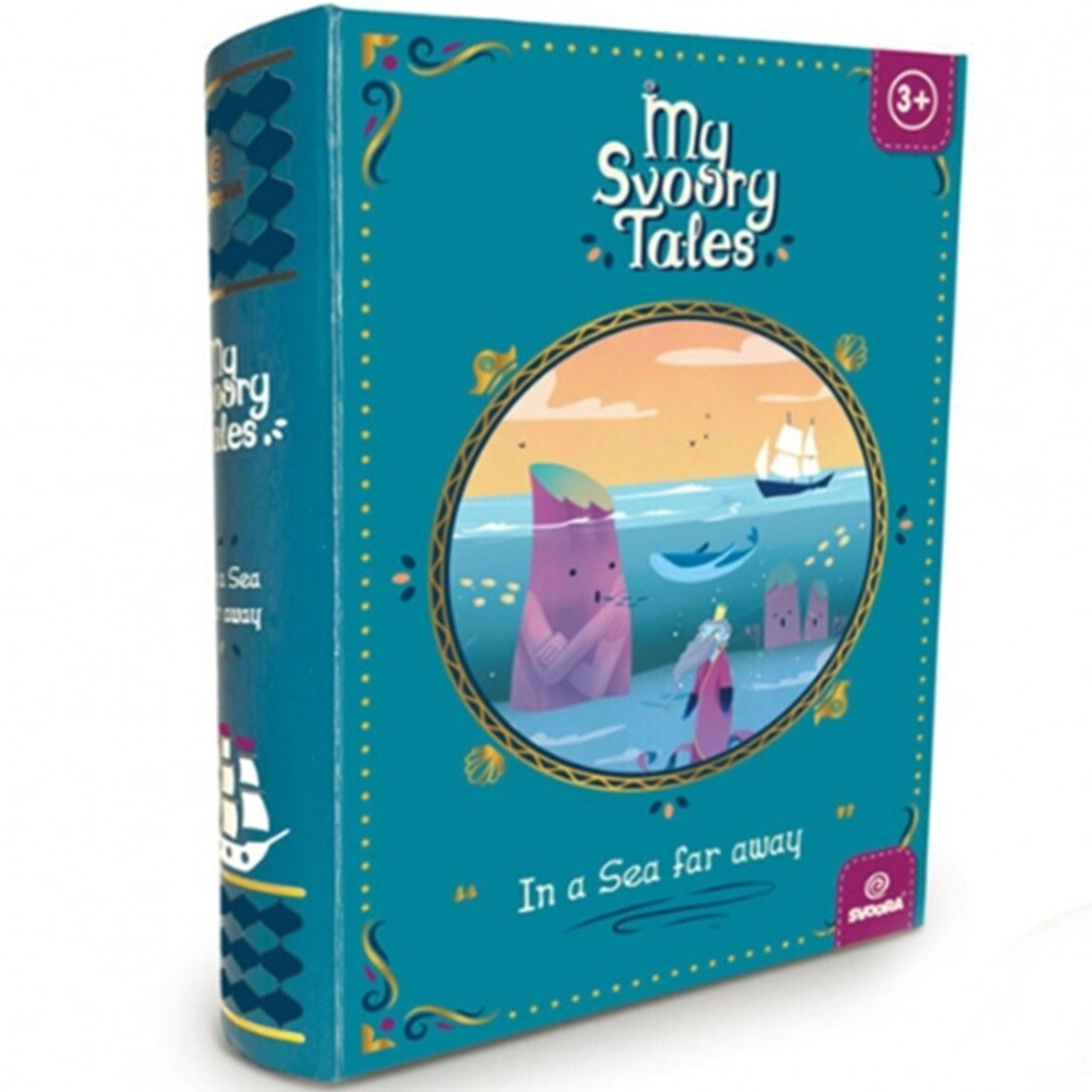 De blauwe verpakking van het Svoora bordspel 'In een zee ver weg', vormgegeven als een boek met een zee-illustratie.