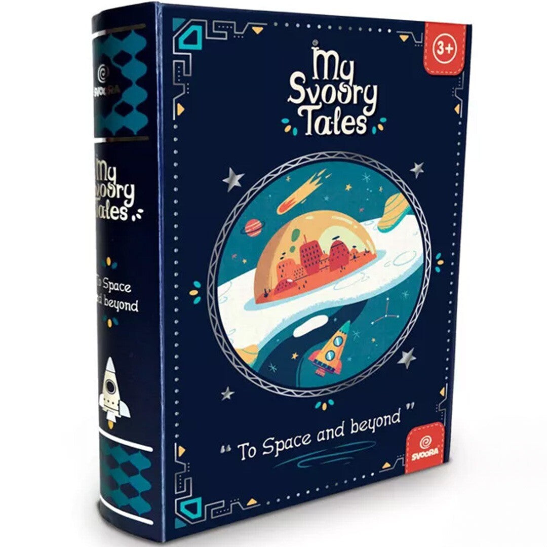 De verpakking van het Svoora 'My Story Tales' spel, een donkerblauwe doos in de vorm van een boek met een ruimte-thema illustratie.