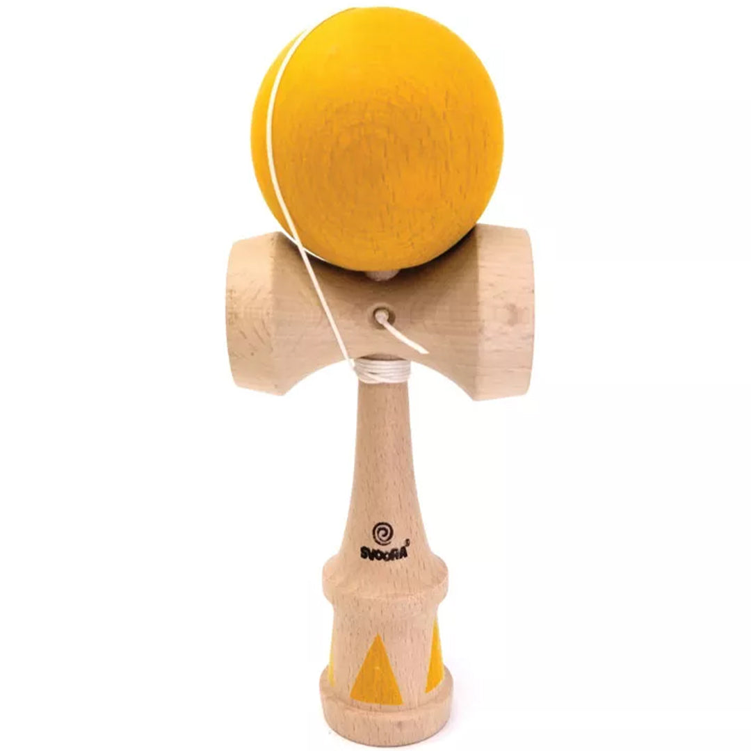 Svoora kendama behendigheidsspel met gele bal en houten handvat.