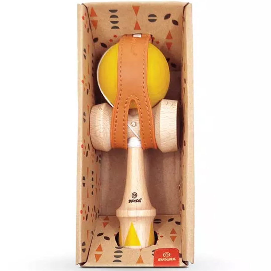 Svoora kendama behendigheidsspel met gele bal in de productverpakking.