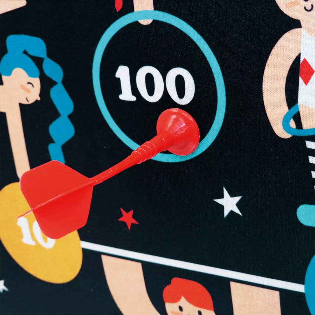 Detail van een rode magnetische pijl die in het midden van het circus dartbord is geland.