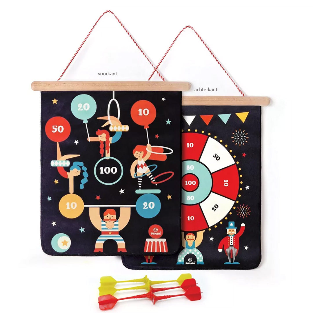 Twee Svoora magnetische dartborden met circus thema, de voor- en achterkant van het spel, met zes magnetische pijlen.