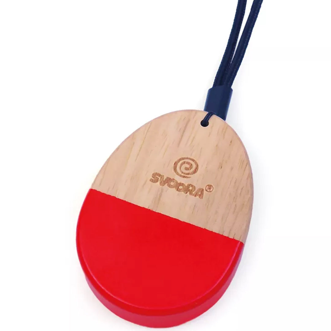 De achterkant van de Svoora mini duimpiano kalimba met rood en naturelkleurig hout en het Svoora logo.