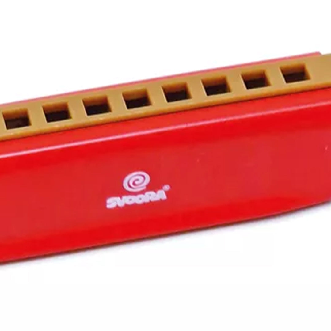 Detail van de Svoora rode mondharmonica met gouden mondstuk.