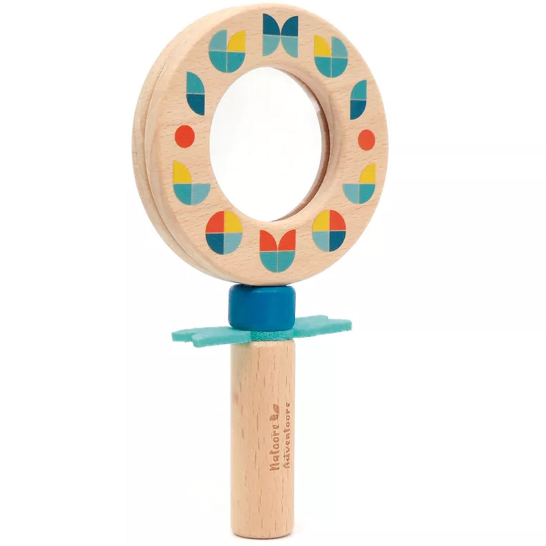 Svoora Natoore Adventoore houten vergrootglas met rond frame en kleurrijk geometrisch patroon.