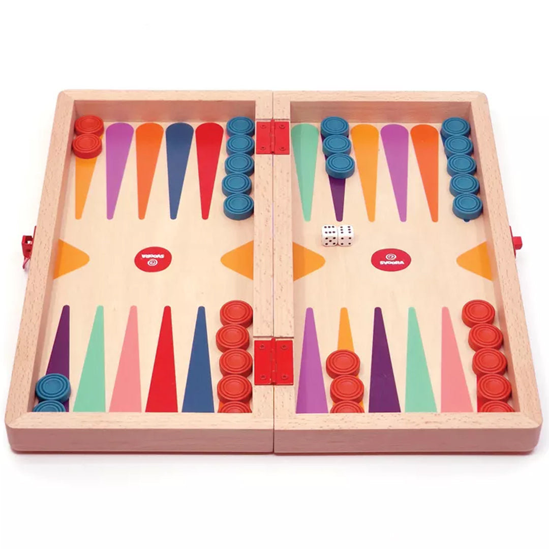 Svoora houten backgammon spel met kleurrijke driehoeken, rode en blauwe schijven en dobbelstenen.