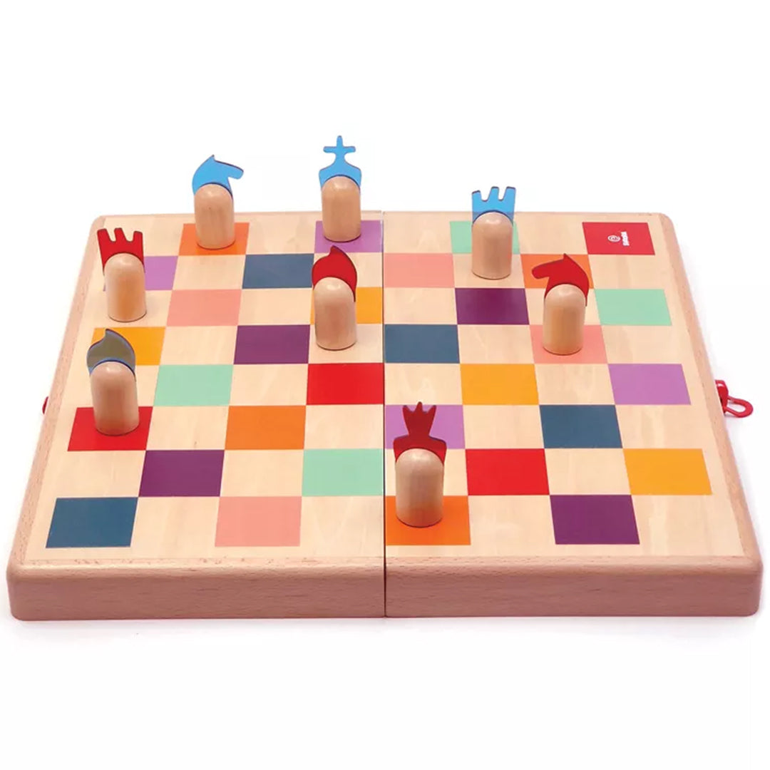 Svoora houten schaakspel met kleurrijk geruit bord en houten speelstukken.