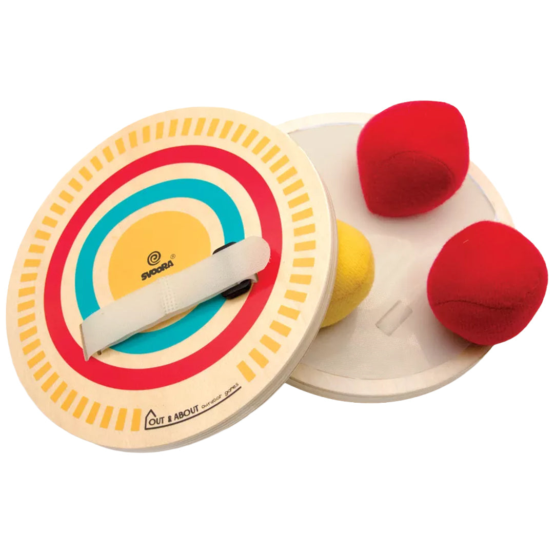 Svoora vangbalspel met twee houten schijven met doelwitpatroon en drie zachte ballen.