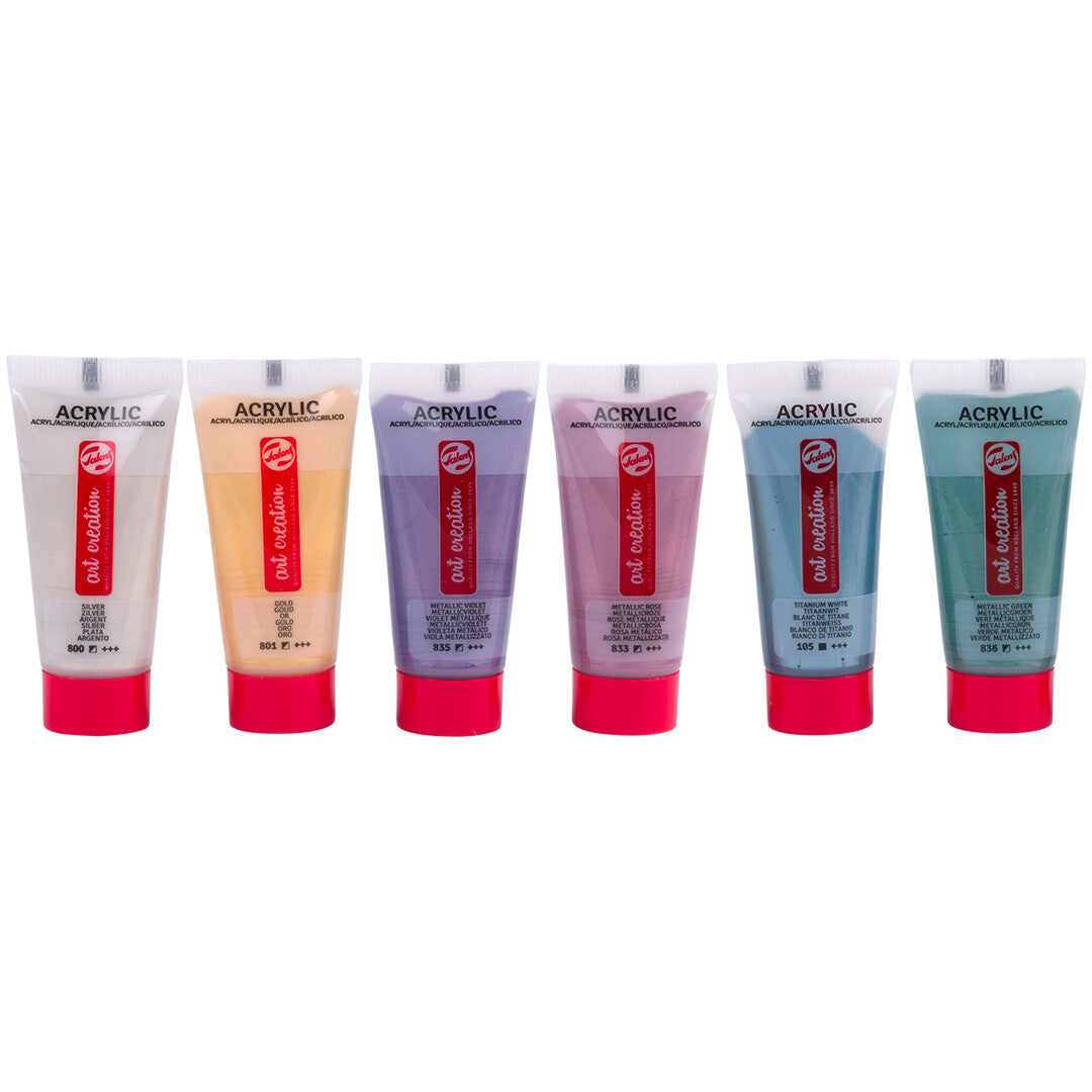 Zes tubes Talens Art Creation metallic acrylverf in verschillende kleuren op een rij.
