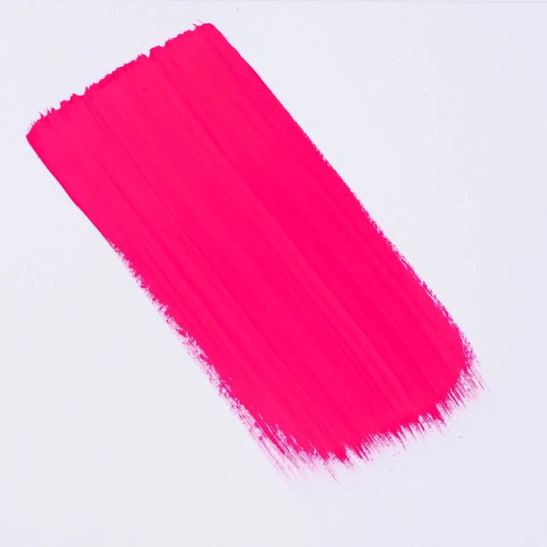 Een veeg donkerroze Talens gouache verf op een witte ondergrond.