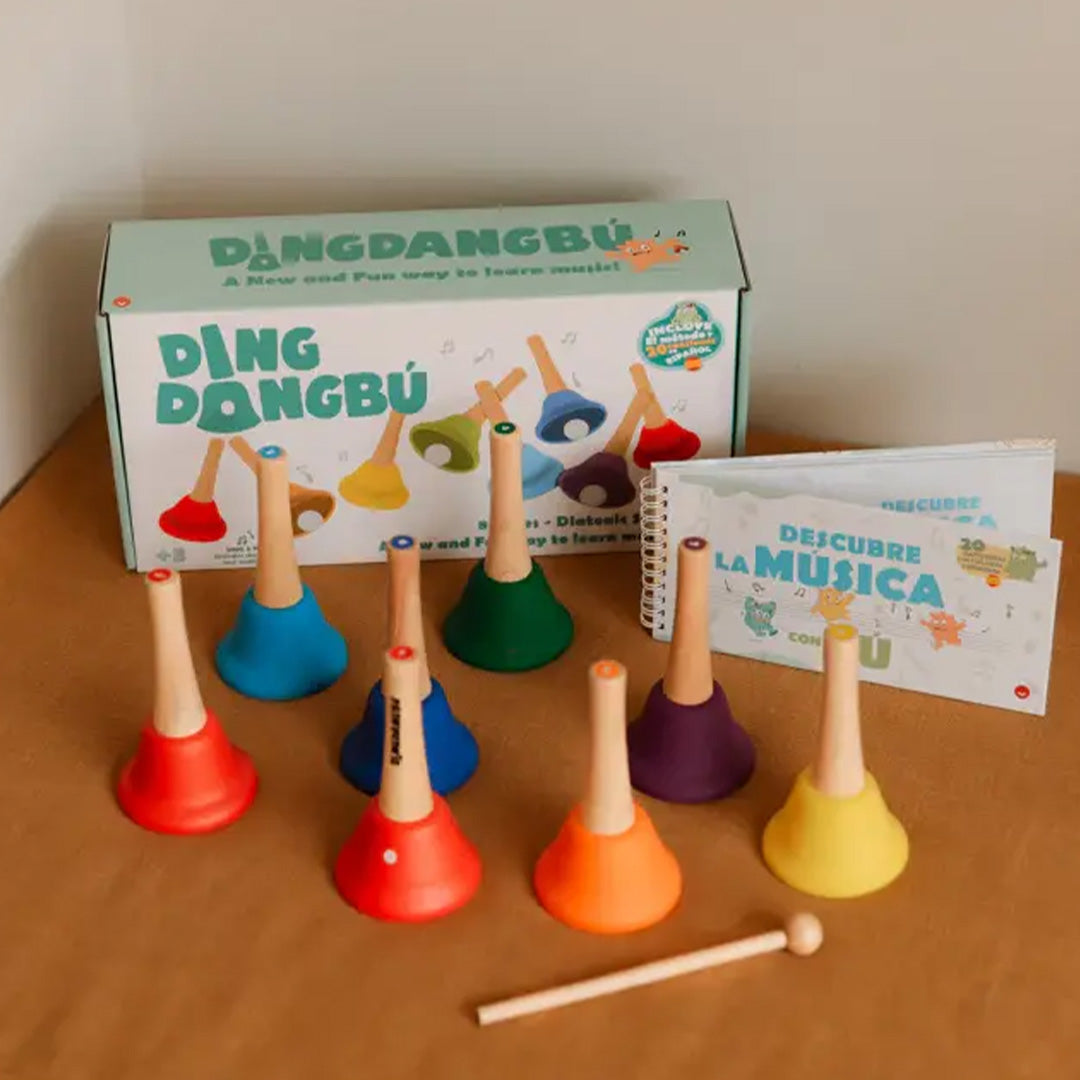 De complete tambu Ding Dang Bú set met 8 regenboogkleurige handbellen, de verpakking en een muziekboekje.