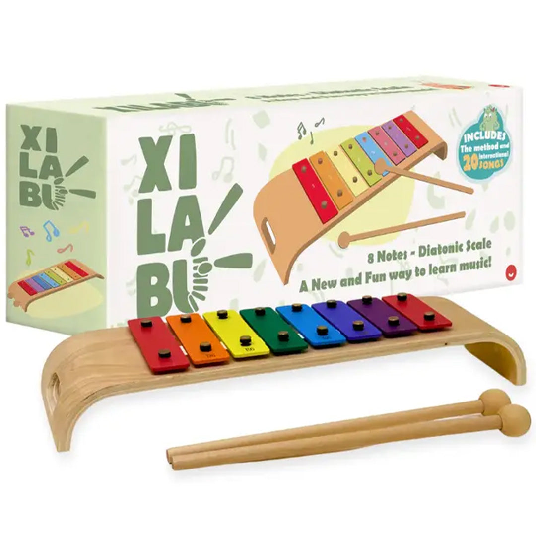 Tambu Xilabu xylofoon met kleurrijke metalen toetsen en twee stokjes, met de verpakking erachter.