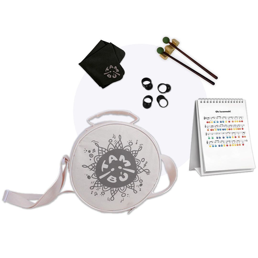 De accessoires voor de tambu tongtrommel, inclusief draagtas, mallets, vingerpicks, schoonmaakdoek en muziekboek.